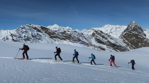 Nur kurz wärmt uns die Sonne auf dem Aufstieg zur Rötenspitze